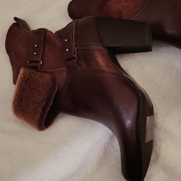 UGGS 100% AUTHENTIC EXCELLENT CONDITION (Like New) - Picture 7 of 16